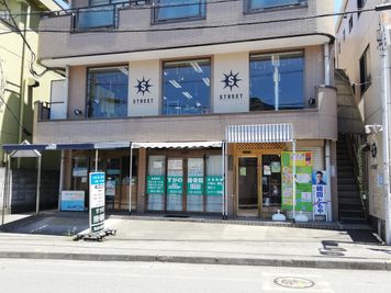 仏子駅「北口」１分内。同じ建物に入口が３つあるうちの　向かって　「一番右の入り口」となります。 - 体験工房＆ワークスペース　マテリオライフ 多目的スペースの外観の写真