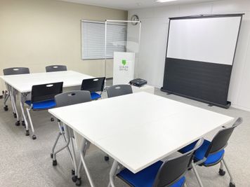 グループ分けも★島型　8名(2名がけ) - 銀座ユニーク貸会議室5丁目店 G403 ビジネストレーニングルームの室内の写真