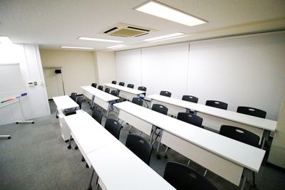 ブラインドで鏡を隠すと★スクール型　22名(2名がけ) - 銀座ユニーク貸会議室5丁目店 G403 ビジネストレーニングルームの室内の写真