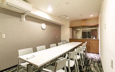 個室会議室完備 - V-SPACE新宿職安通店 フリースペースの設備の写真