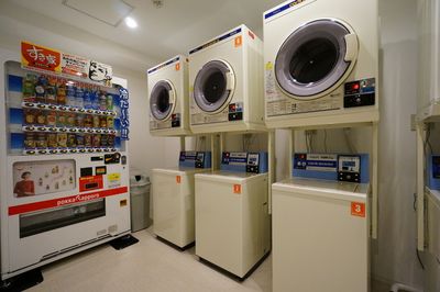 自動販売機とコインランドリー完備 - THE STAY OSAKA コワーキング・多目的スペース５の設備の写真