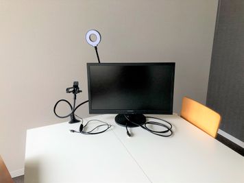 撮影用LEDライト（無料）、21.5型ワイド液晶ディスプレイ（無料・会議室内）完備 - THE STAY OSAKA コワーキング・多目的スペース５の設備の写真