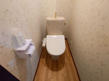 トイレはオシュレット付き。トイレクリーナー常備 - 熊谷駅前ベース 多目的スペース【飲食不可】の設備の写真