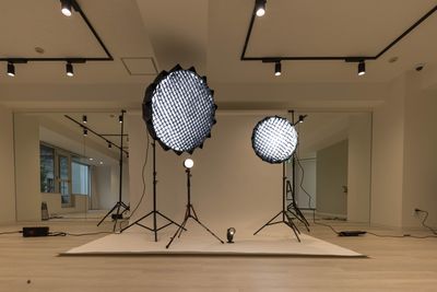 持ち運びの大変な照明機材、三脚も常備しております - ATHLETE Studio レンタルスタジオの設備の写真