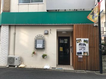 建物西側に入り口がございます。 - アンジェルム富士見台 手ぶらBBQ可❗️ペットOK🐶駅１分屋上スペース【Ciel】✨の入口の写真