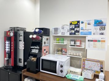 フリードリンク＆本格コーヒーメーカーコーナーです。ご自由にご利用ください。 - BIZcomfort神戸元町 1名用WEB会議専用ルーム※モニター付の設備の写真