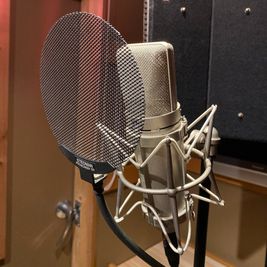 コンデンサーマイク【NEUMANN / U87Ai】1時間¥770(taxin)にてご利用頂けます。 - Studio AiDE B Boothの設備の写真