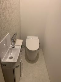 清潔感のある共有トイレです。 - エステスタジオ　ナチュラン ⌇レンタルサロン　高岡市⌇ エステサロン  Naturun内の室内の写真
