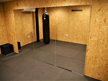 ストレッチ、ダンス、ヨガなんでも対応できる大型ミラーです。　　　　　　　　　　　　　　　　　　　　　　　　　　　　　　　　　　　　　　　　　　　180ｃｍ×80ｃｍ×3枚 - レンタルスペース　OHAROOM 赤松ROOM2の設備の写真