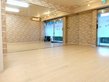 1階路面から利用できるダンススタジオ！正方形に近い33㎡で使いやすい。高級ヨガマットが無料。 - monoダンススタジオ西巣鴨