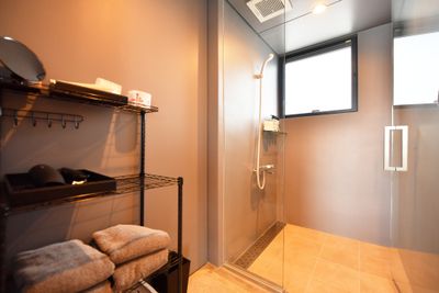 シャワー室も２つ完備しています - STAY KARATEL キッチン付きレンタルスペースの室内の写真