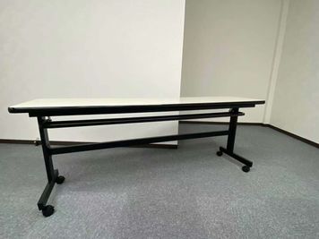 ミーティングテーブル（幅180㎝、奥行き45㎝、高さ70㎝）5台 - よこすか研修センター 貸し会議室1の設備の写真