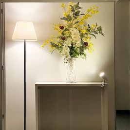 入口はお花が出迎えてくれます🌸 - 青梅コワーキングスペース カラフル座席の貸し会議室の室内の写真