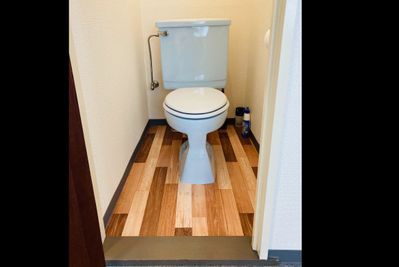 トイレはウォシュレット機能無しの簡素なタイプ - 青梅コワーキングスペース カラフル座席の貸し会議室の室内の写真