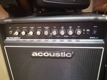 ベースアンプ　acoustic B100 MKⅡ　100W　野外ライブや数千人規模のコンサートホールで使う規格でベーシストさん狂喜の逸品 - ソフィア百花園 音楽・収録・作業・配信　ソロ専用秘密基地スタジオ！の室内の写真