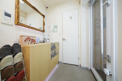 店舗入り口の右がトイレです - パンテサロン【横浜センター北駅前】🎹ピアノ📶WIFI 防音室Ａ【駅前１分】🎵グランドピアノ《即決の入口の写真