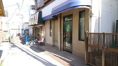 商店街の中にあります。駅が近く、最近できた飲食店も近くにありますので、お帰りに寄ってみてください。 - ペンギンレンタルスタジオ妙蓮寺 レンタルスペース/レンタルスタジオの外観の写真