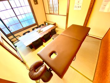 折りたたみ施術ベッドを配置した際の写真 - LEAD conference 北千住 Room Cの室内の写真