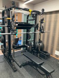 スミスマシン
アタッチメントは外してお使いしていただけます - PersonalGymLL パーソナルジムエルエルの室内の写真