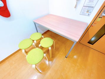 テーブルと椅子もご用意しました - 【防音】レンタルスタジオ阿佐ヶ谷 レンタルスタジオOLI　阿佐ヶ谷の室内の写真
