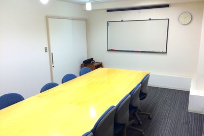 新宿レンタル会議室 SO! 12名用 中会議室の室内の写真