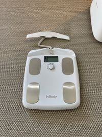 【Inbody 体組成計】
①中央の電源ON
②ダイヤルで身長のみ入力
③ハンドルを握って20秒ほど乗って測定完了 - Gym salon TRY ハイクラスジムサロンの室内の写真