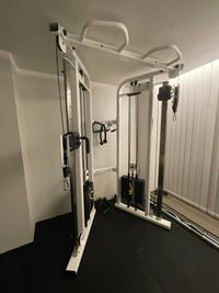 【ショートケーブルマシン】
高さ制限があるため、座位での利用がおススメ - Gym salon TRY ハイクラスジムサロンの室内の写真