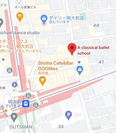 明大前駅徒歩2分
隣にピアゴ(スーパー)、斜め前にファミリーマートがあります。 - ACBSスタジオの外観の写真