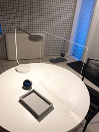 二酸化炭素濃度計を室内に設置、換気のタイミングをランプの色でお知らせします。アクリル板とアクセサリーを置けるトレーをご利用いただけます。 - プライベートサロン エスパス プライベートサロンの室内の写真