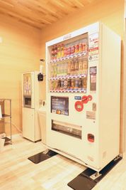 無料ドリンクも提供いたしております。自動販売機は現金以外もクレジットカード、スイカなどキャッシュレス決済にも対応しております。 - スタジオ&オフィス メビウス 【Aタイプ】ルームNo7の設備の写真