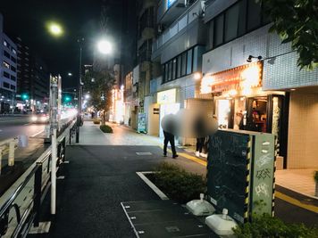 大通り沿い、なので夜も明るくて安心♪ - グッドネス中目黒店 中目黒駅３分★明るく快適・広〜い個室の、女性専用レンタルサロンの外観の写真