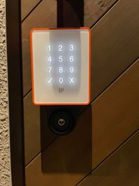 スマートロック式の鍵となっており、入室から退室まで対面することなくご利用いただけます。 - Habitat大阪 平日限定お値下げキャンペーン中！本町にあるオシャレな貸スペースの入口の写真