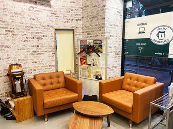 ソファ席（2人用）：高品質コーヒー＆紅茶を飲みながらゆったりと打ち合わせできます！ - 市ヶ谷コワーキングカフェ