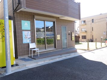 閑静な住宅街の中で、公園の目の前という落ち着く立地です！ - マシンピラティススタジオMee マシンピラティスレンタルスタジオの外観の写真