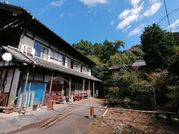 山城跡のような高台。母屋と納屋等が７棟と豊かな自然と静寂。田舎暮らしの体験、静寂を求めてのんびり１日過ごしたい方にどうぞ。 - 閑馬の風