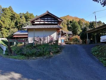 施設進入路 - 閑馬の風 光と風の中　昭和レトロの空間　かんまの風の室内の写真