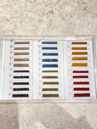 フラットラッシュ0.15
7色（ブラック、ダーク、オリーブ、グレージュ、キャメル、ボルドー、アッシュブルー） - EYENA eyelash 【ベッド2】マツエク、アイブロウ専用サロンの設備の写真