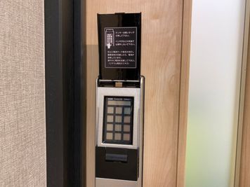 ブースの電子キー
※黒のボタンを押すと蓋が空き画像のとおりになります。 - テレワークブース 池袋駅東口【 無料WiFi あり】 ブース18の入口の写真