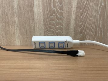 4口電源タップ - テレワークブース 池袋駅東口【 無料WiFi あり】 ブース26の設備の写真