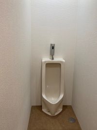 男子トイレ小便器 - レンタルスペースひなたぼっこの設備の写真