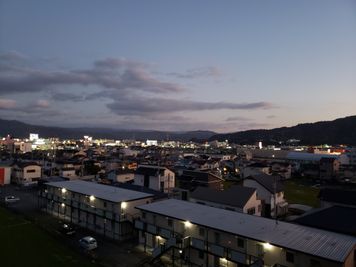 夜にはささやかな夜景も楽しむことも♡ - ガルミンゴ岩出店 【備前交差点から車で5分】駐車場あり✨女子会/お家デート/誕生会の室内の写真