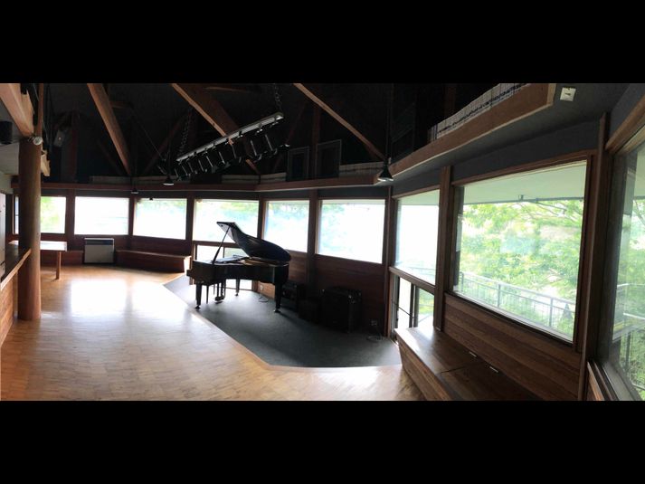 樹々に囲まれたスタジオはアコースティック音楽の魅力を際立てます。 - acoustic studio REALOVE acoustic studio REALOVE (りあらぶ)の室内の写真