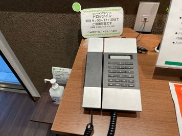 BIZcomfort八王子 6名用会議室の入口の写真