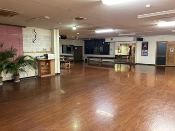 夜の様子 - ダンスホールルンバ ダンス　練習場の室内の写真