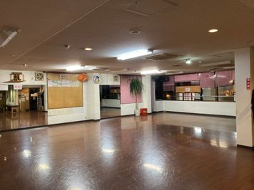 夜の様子 - ダンスホールルンバ ダンス　練習場の室内の写真