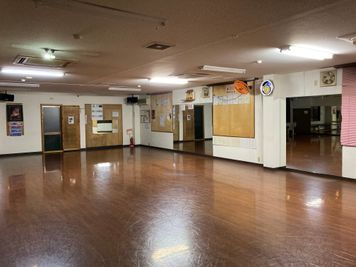 夜の様子 - ダンスホールルンバ ダンス　練習場の室内の写真