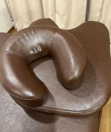 枕（うつ伏せ用）と胸当てクッションです
（無料ですのでご自由にお使いください） - グッドネス中目黒店 中目黒駅３分★明るく快適・広〜い個室の、女性専用レンタルサロンの設備の写真