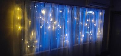 窓枠にライトがつるされているため、幻想的な光をお楽しみいただけます。

※ミラーカーテンのため、外から室内は見えません（対面のビルから確認済） - エクセルシオール スペース東池袋 アニメイト池袋裏のロースタイルパーティースペース🎉おうち気分の室内の写真