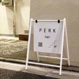 白い看板が目印です - PERK 開放感のある美容室の外観の写真