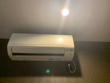 エアコンもご自由にご利用ください。(電源切るのを忘れずにお願いいたします。) - 美活テラスレンタルサロン 橋本駅から徒歩５分のレンタルシェアサロン！定期利用募集中！の設備の写真